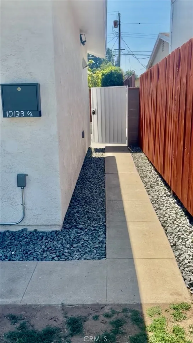 10133 Kester San Fernando, CA 91345