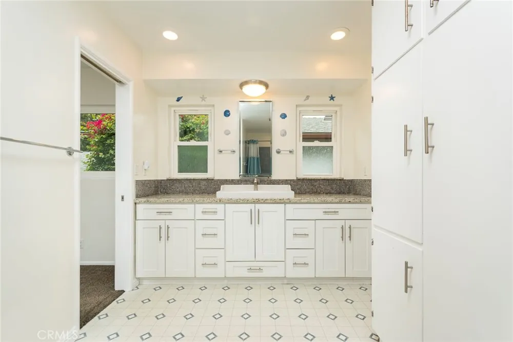 3316 Mills Avenue La Crescenta, CA 91214