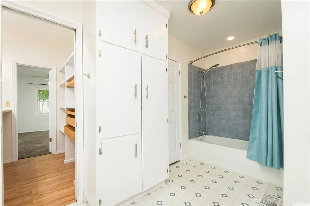 3316 Mills Avenue La Crescenta, CA 91214