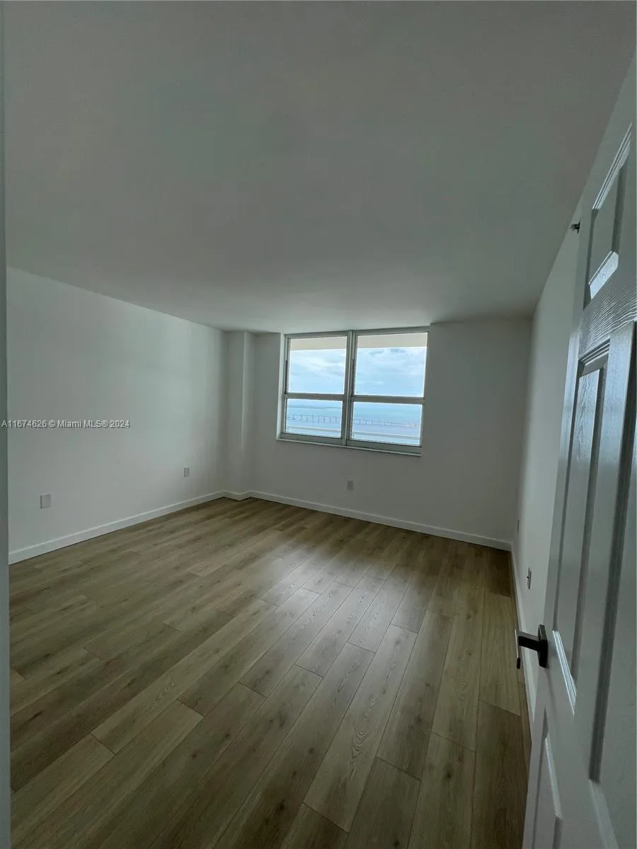 1155 Brickell Bay Dr #3205 Miami, FL 33131