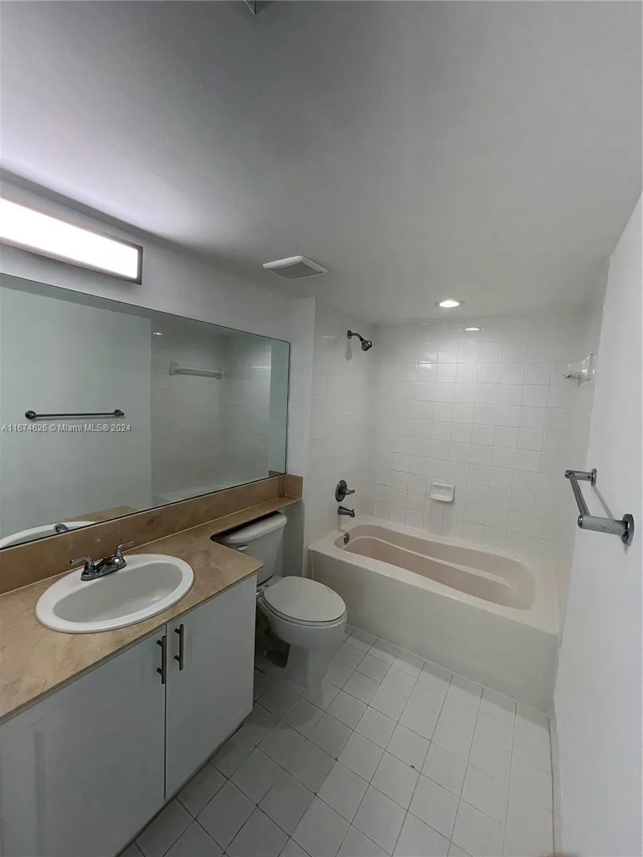 1155 Brickell Bay Dr #3205 Miami, FL 33131