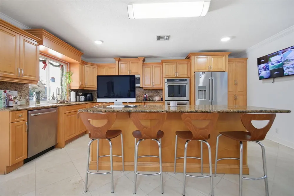 713 Diplomat Pkwy Hallandale Beach, FL 33009
