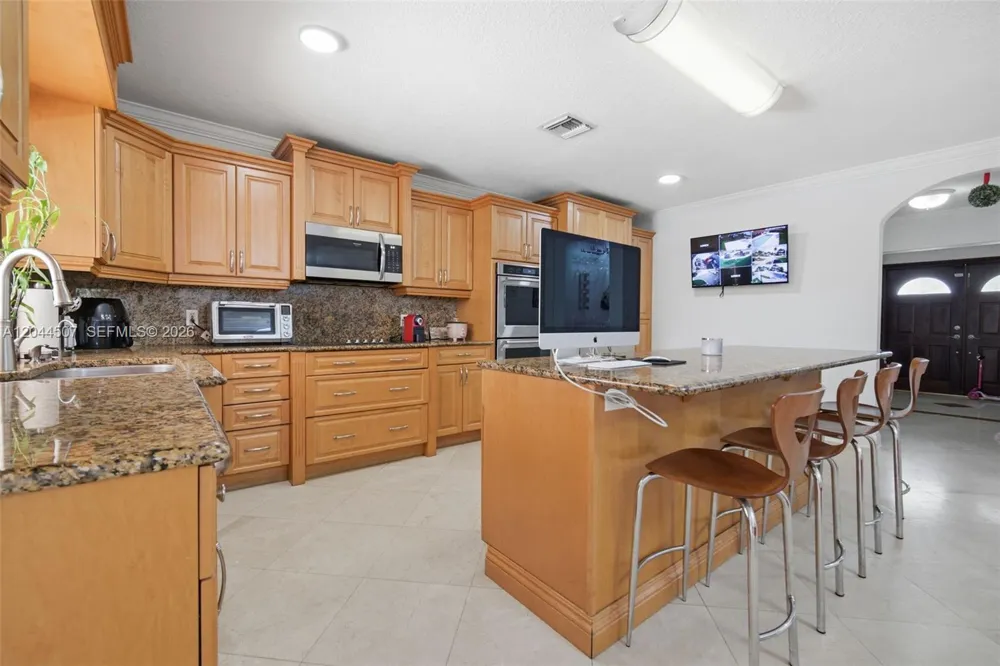 713 Diplomat Pkwy Hallandale Beach, FL 33009