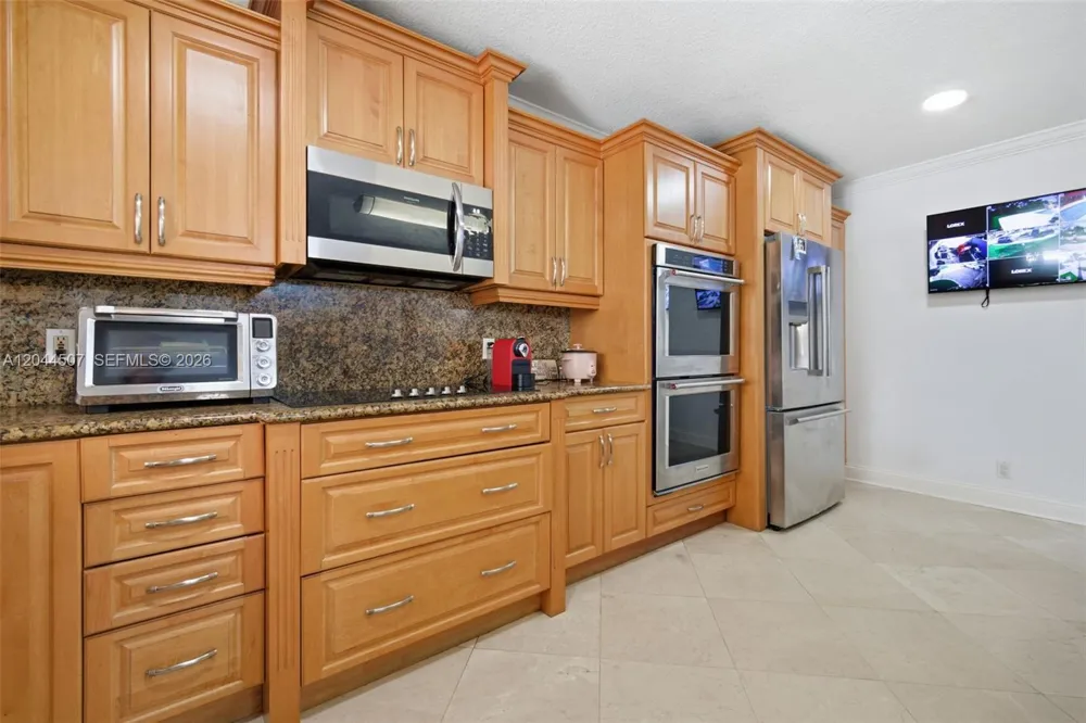 713 Diplomat Pkwy Hallandale Beach, FL 33009