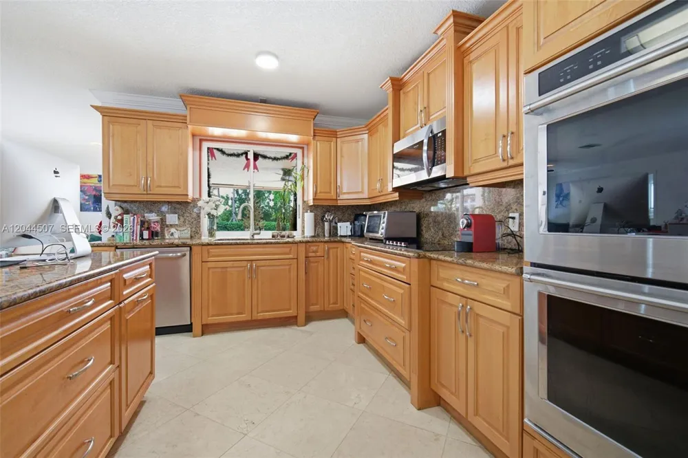 713 Diplomat Pkwy Hallandale Beach, FL 33009