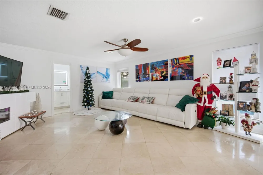 713 Diplomat Pkwy Hallandale Beach, FL 33009