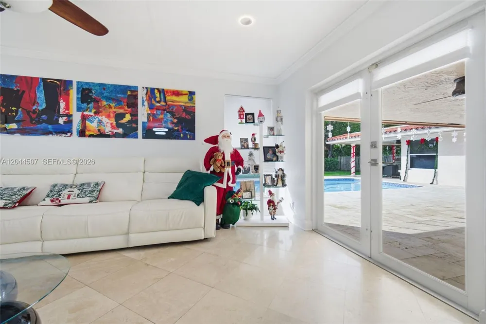 713 Diplomat Pkwy Hallandale Beach, FL 33009