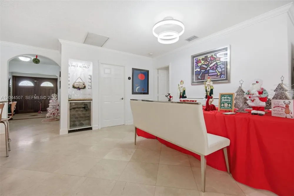 713 Diplomat Pkwy Hallandale Beach, FL 33009