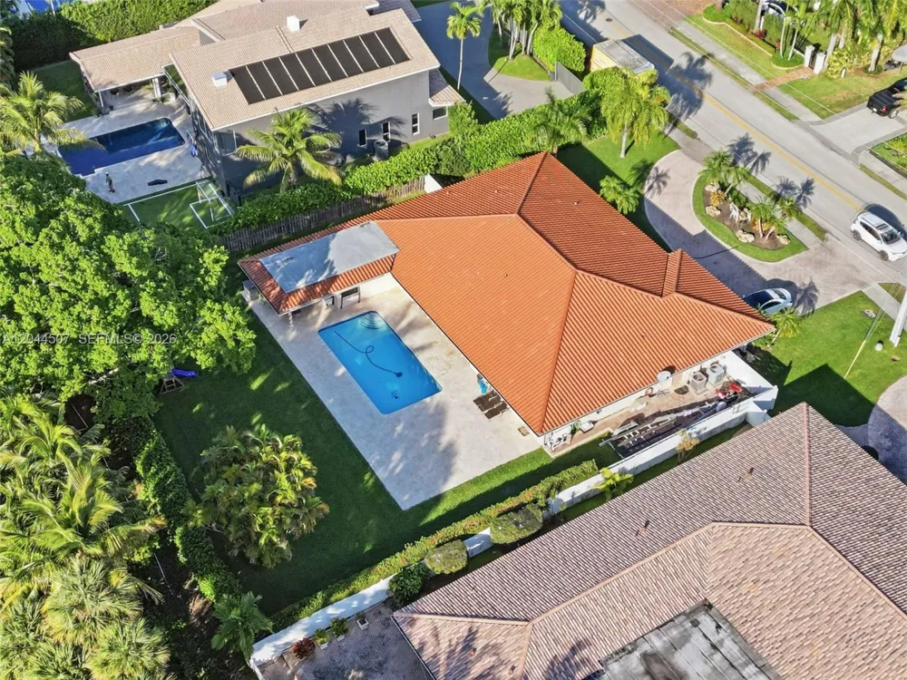 713 Diplomat Pkwy Hallandale Beach, FL 33009
