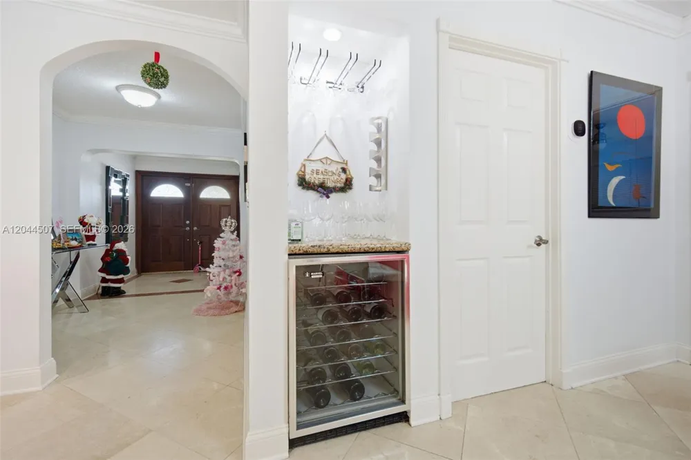 713 Diplomat Pkwy Hallandale Beach, FL 33009