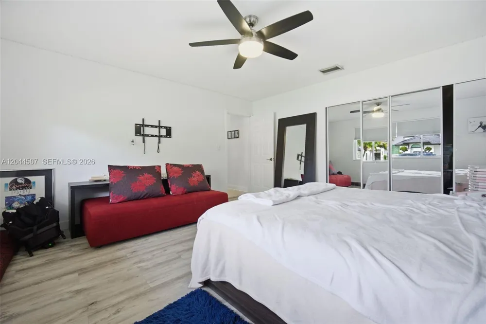 713 Diplomat Pkwy Hallandale Beach, FL 33009