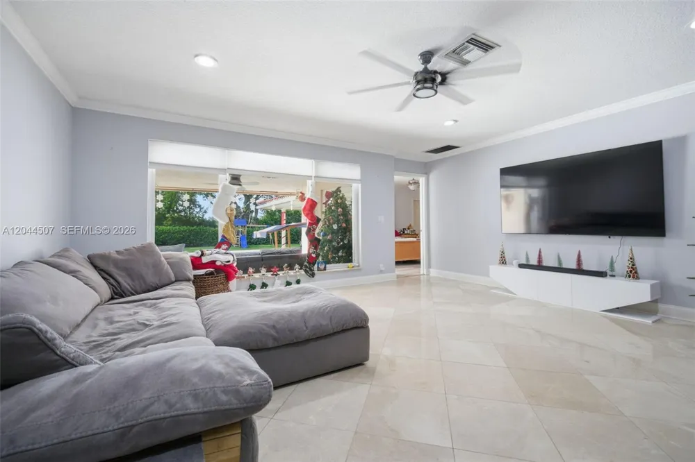 713 Diplomat Pkwy Hallandale Beach, FL 33009