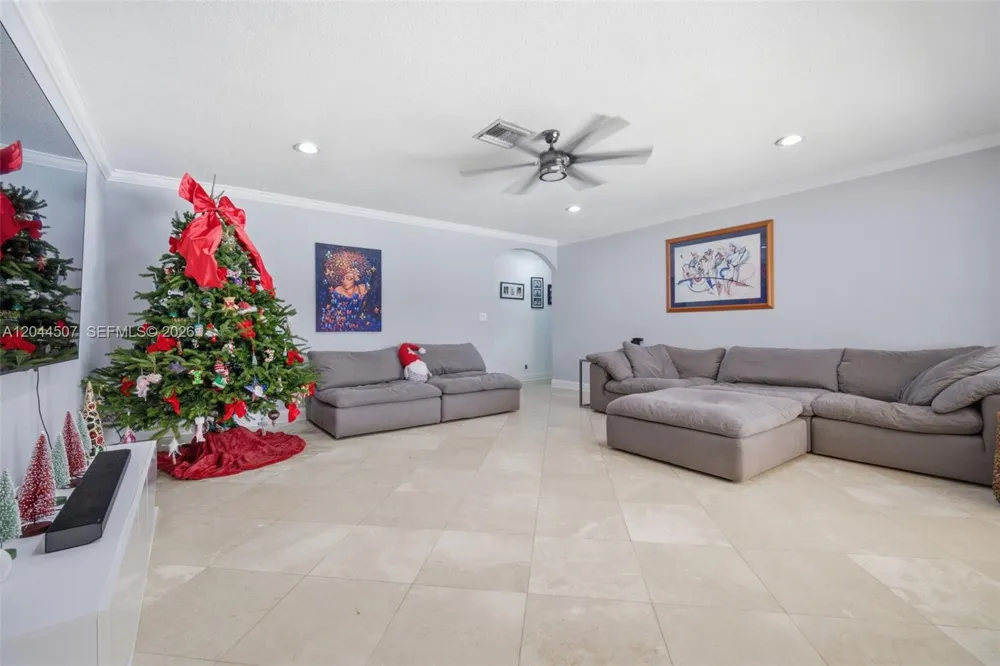713 Diplomat Pkwy Hallandale Beach, FL 33009