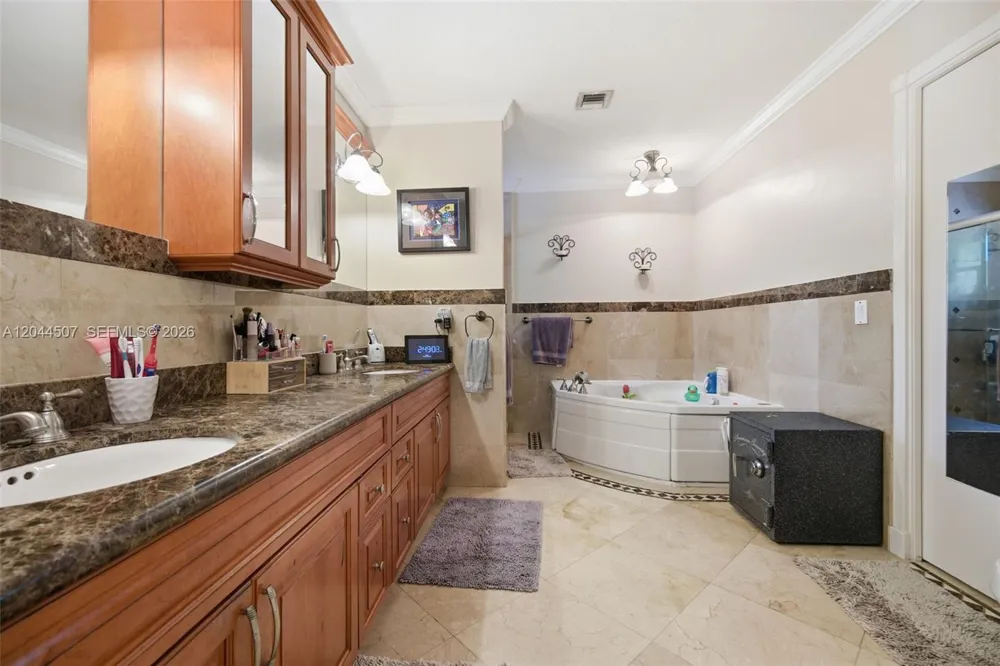713 Diplomat Pkwy Hallandale Beach, FL 33009
