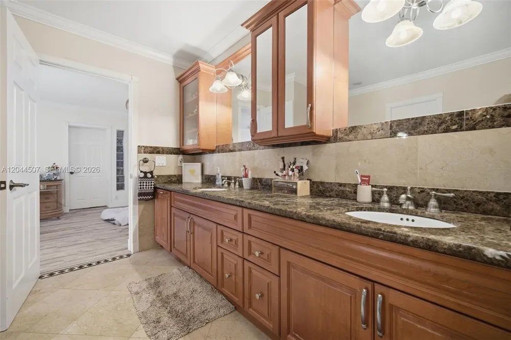713 Diplomat Pkwy Hallandale Beach, FL 33009