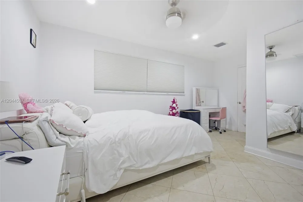 713 Diplomat Pkwy Hallandale Beach, FL 33009