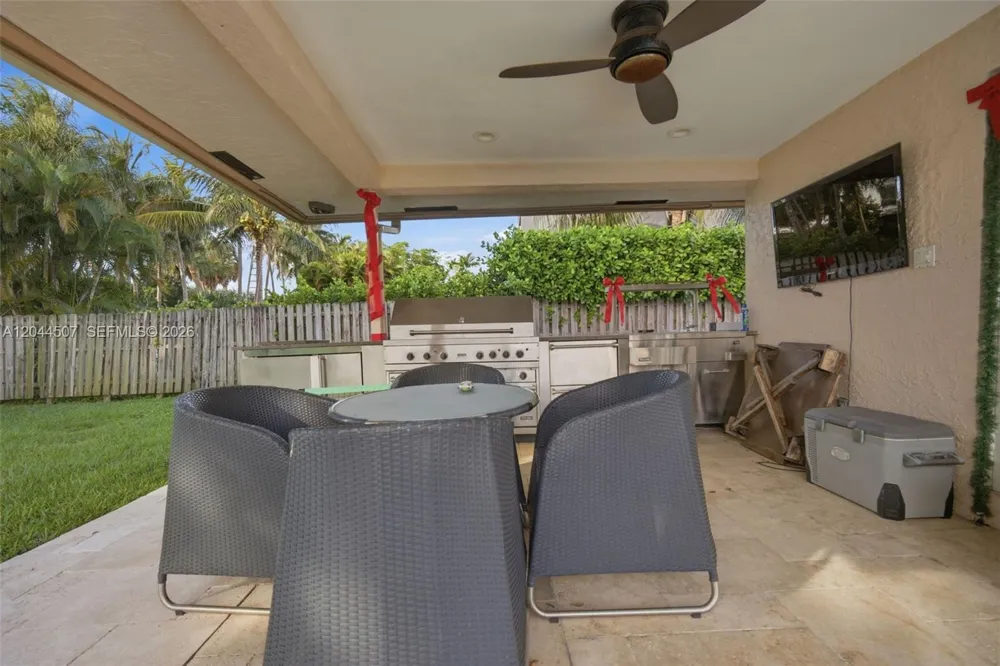 713 Diplomat Pkwy Hallandale Beach, FL 33009