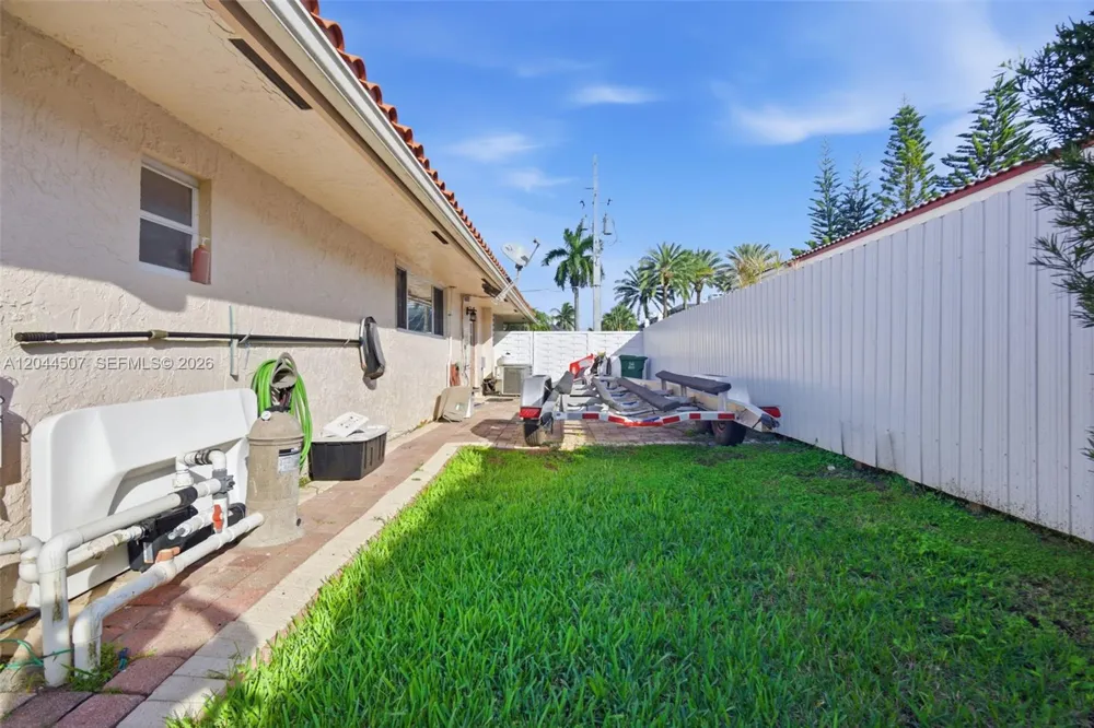 713 Diplomat Pkwy Hallandale Beach, FL 33009