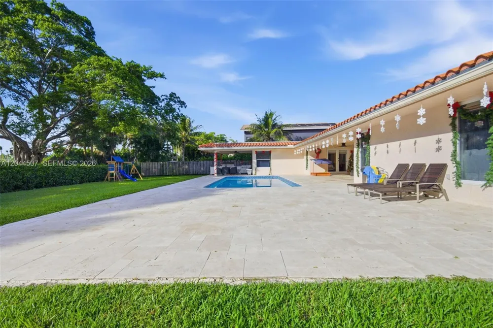 713 Diplomat Pkwy Hallandale Beach, FL 33009
