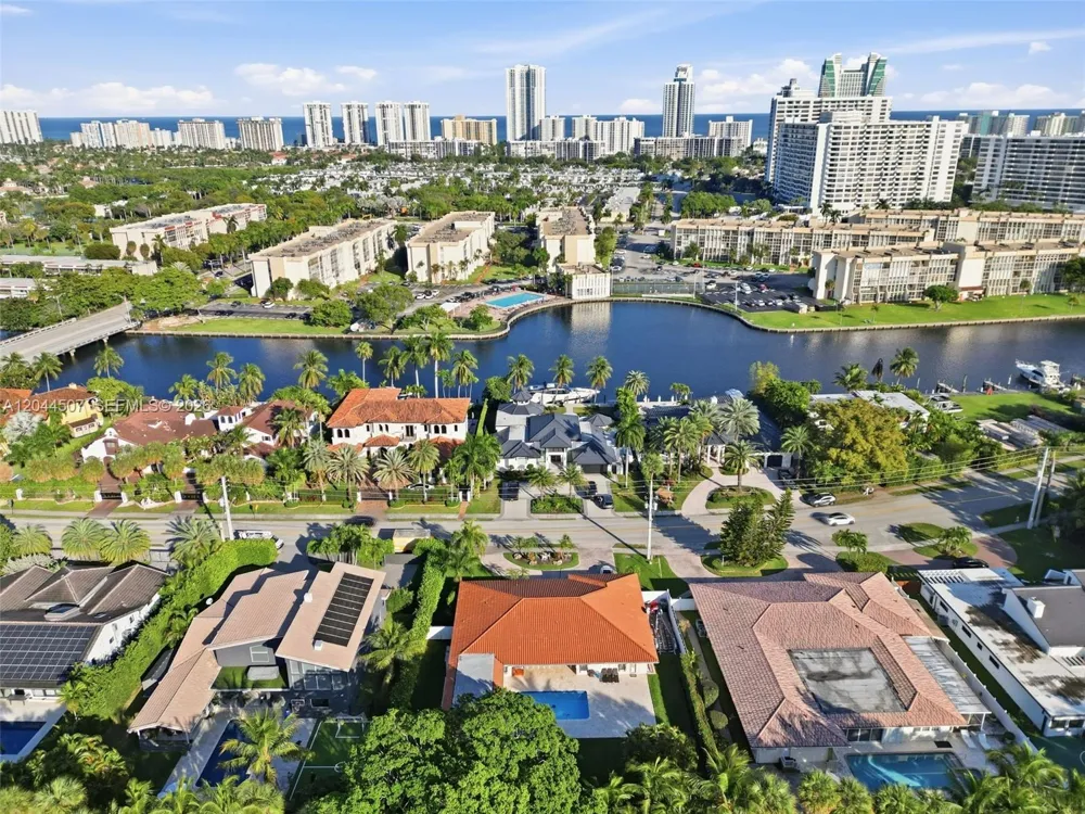 713 Diplomat Pkwy Hallandale Beach, FL 33009