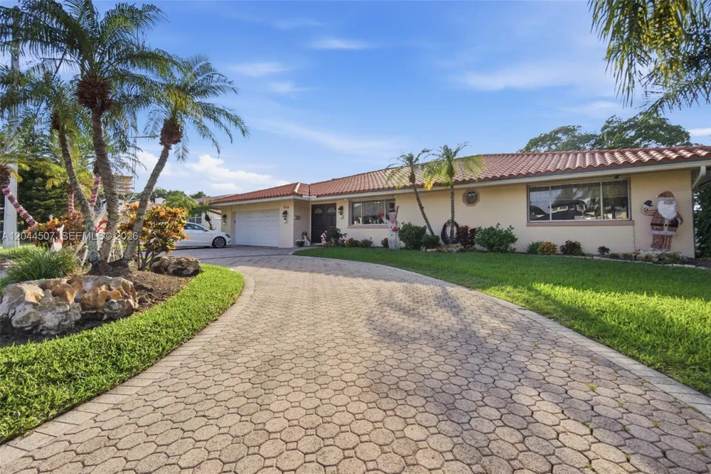 713 Diplomat Pkwy Hallandale Beach, FL 33009