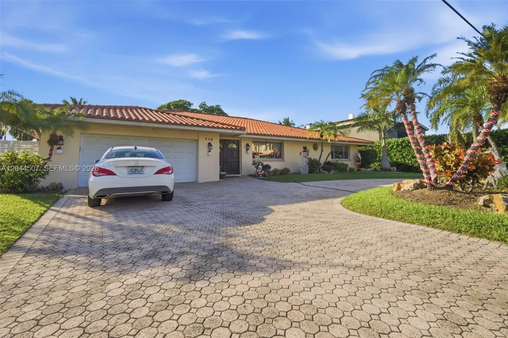 713 Diplomat Pkwy Hallandale Beach, FL 33009
