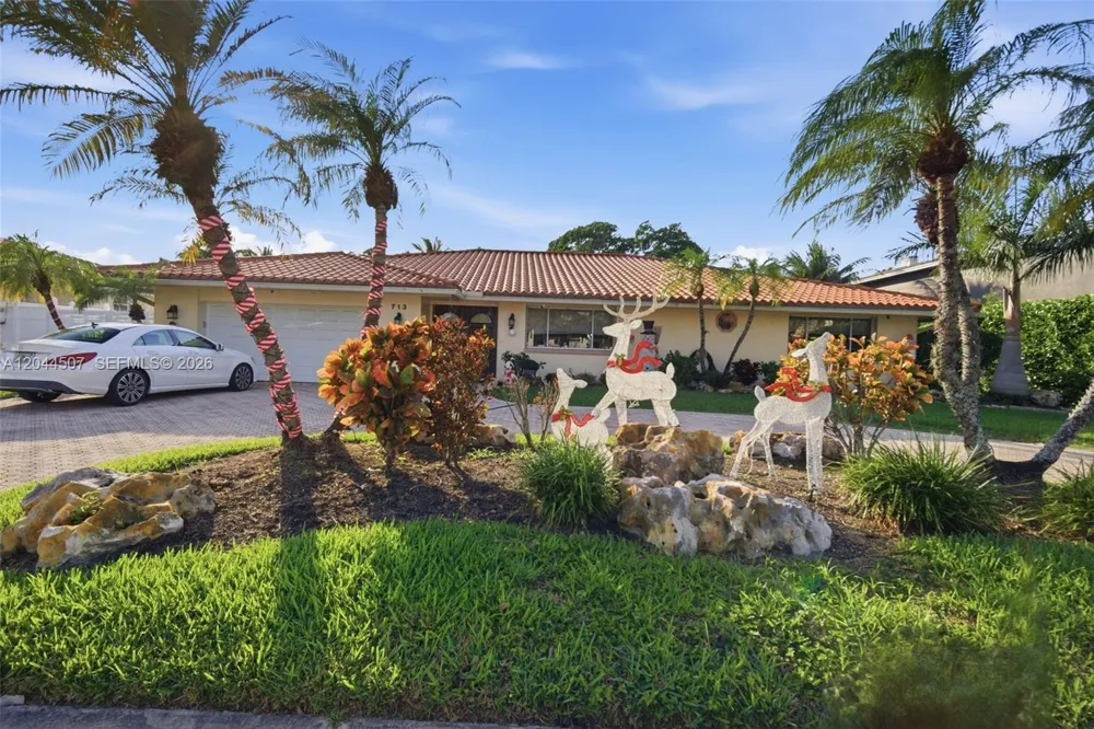 713 Diplomat Pkwy Hallandale Beach, FL 33009