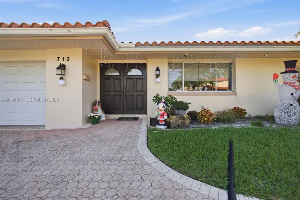 713 Diplomat Pkwy Hallandale Beach, FL 33009