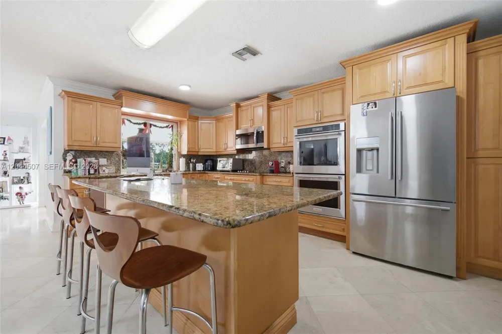 713 Diplomat Pkwy Hallandale Beach, FL 33009