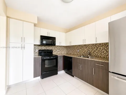 405 LAKEVIEW DR #202