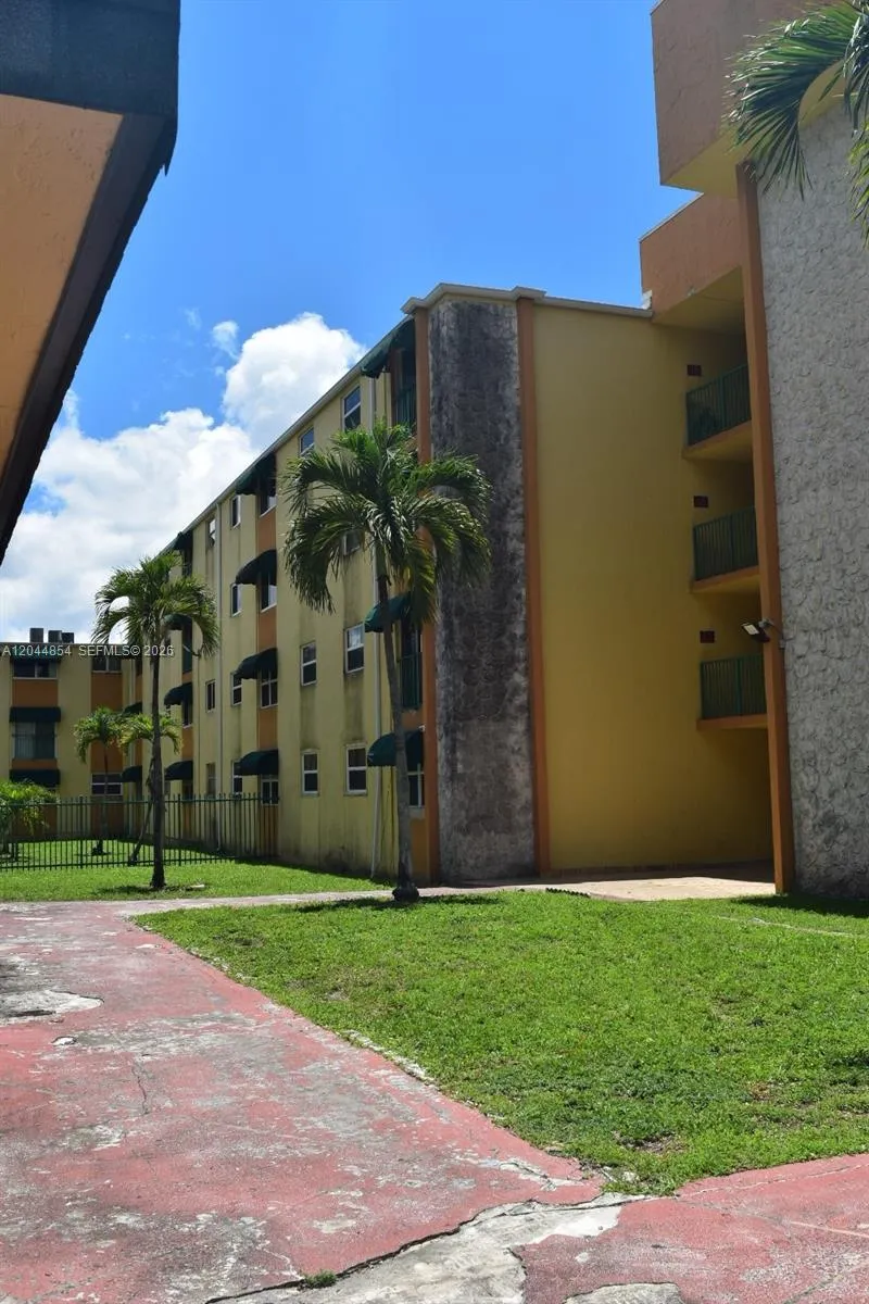 666 W 81st St #311 Hialeah, FL 33014