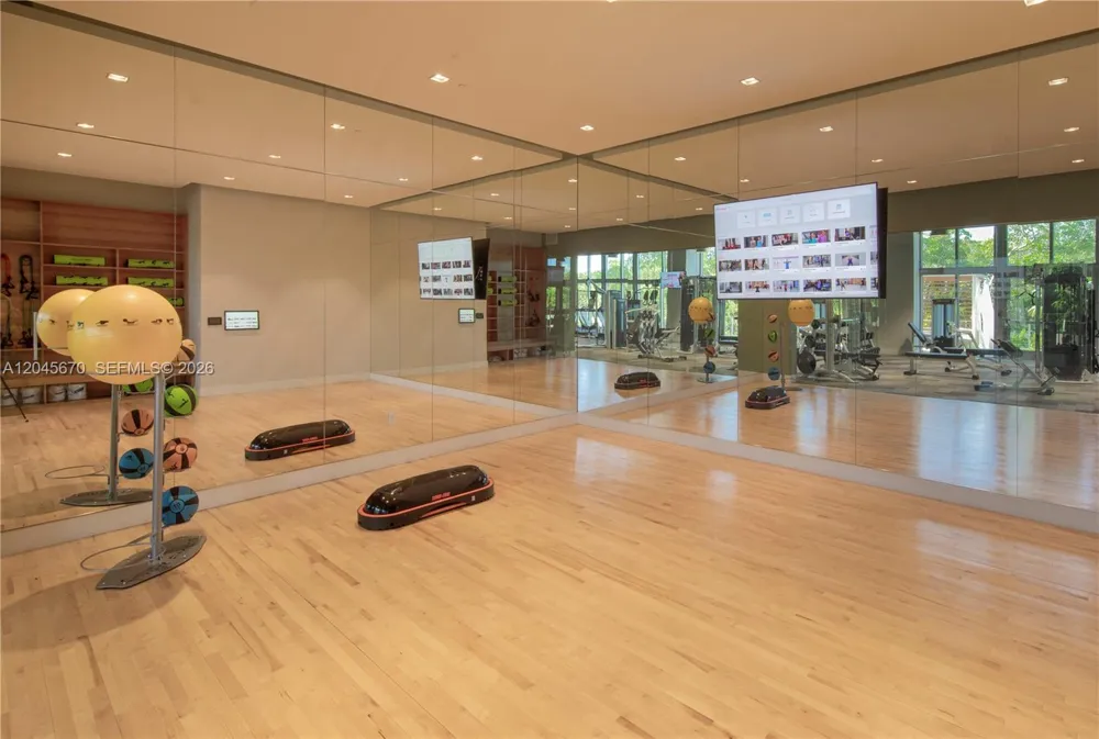 16385 Biscayne Blvd #2601 +2 PARKINGS North Miami Beach, FL 33160