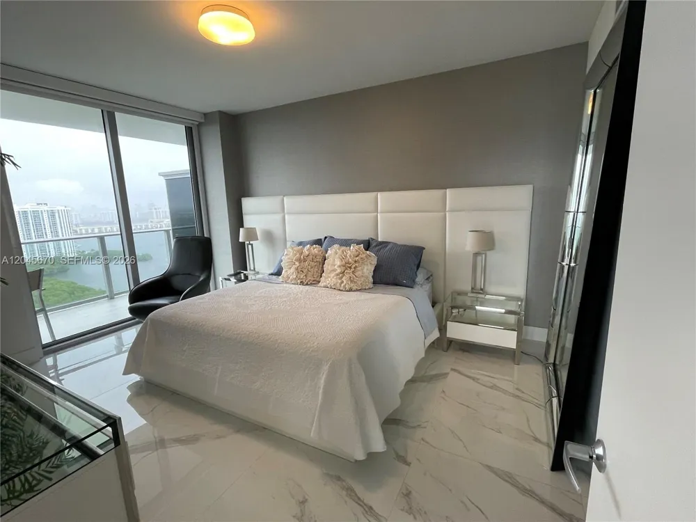 16385 Biscayne Blvd #2601 +2 PARKINGS North Miami Beach, FL 33160