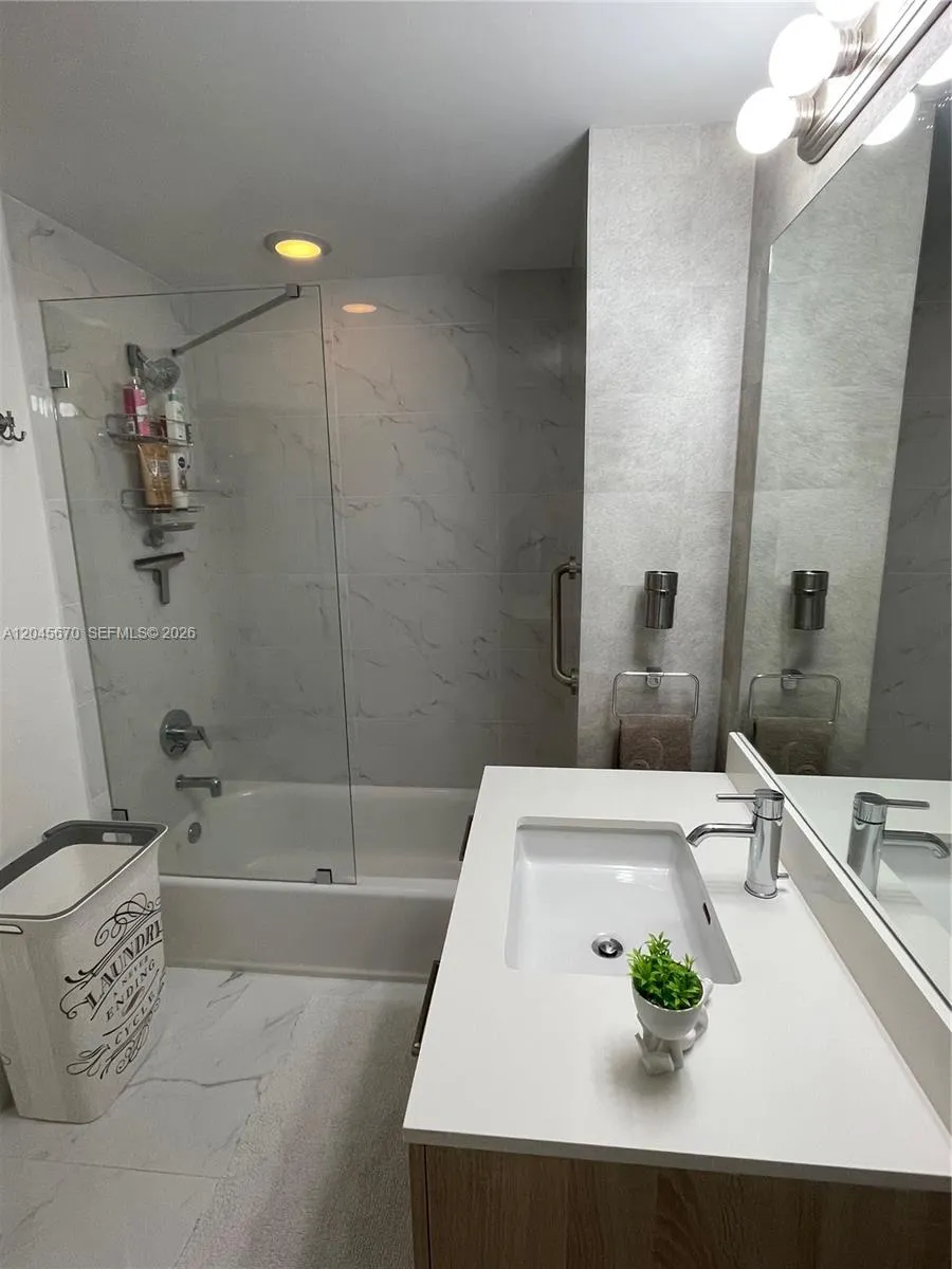 16385 Biscayne Blvd #2601 +2 PARKINGS North Miami Beach, FL 33160