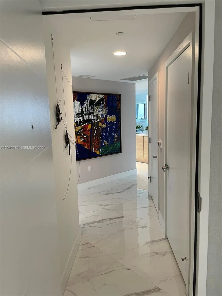 16385 Biscayne Blvd #2601 +2 PARKINGS North Miami Beach, FL 33160