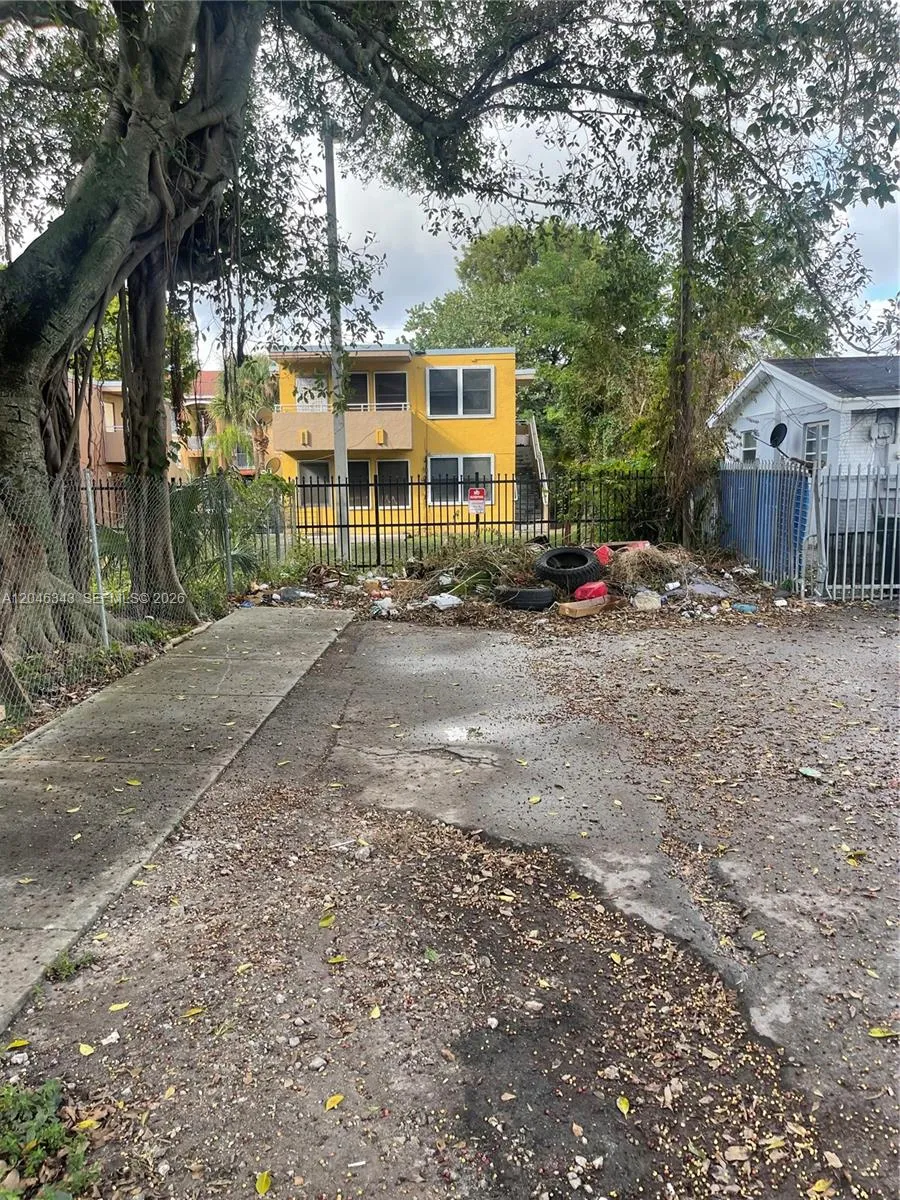 1110 NW 34th St Miami, FL 33127
