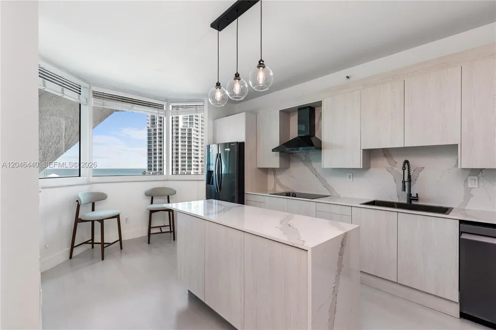 300 S Pointe Dr #907 Miami Beach, FL 33139