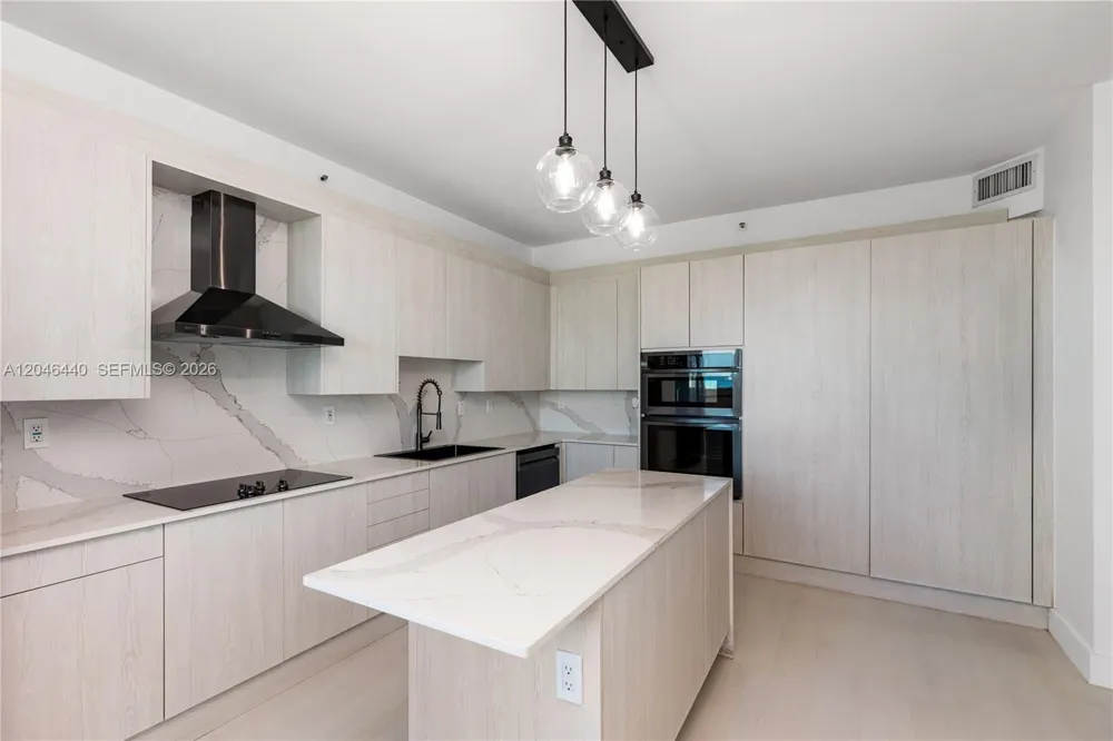300 S Pointe Dr #907 Miami Beach, FL 33139