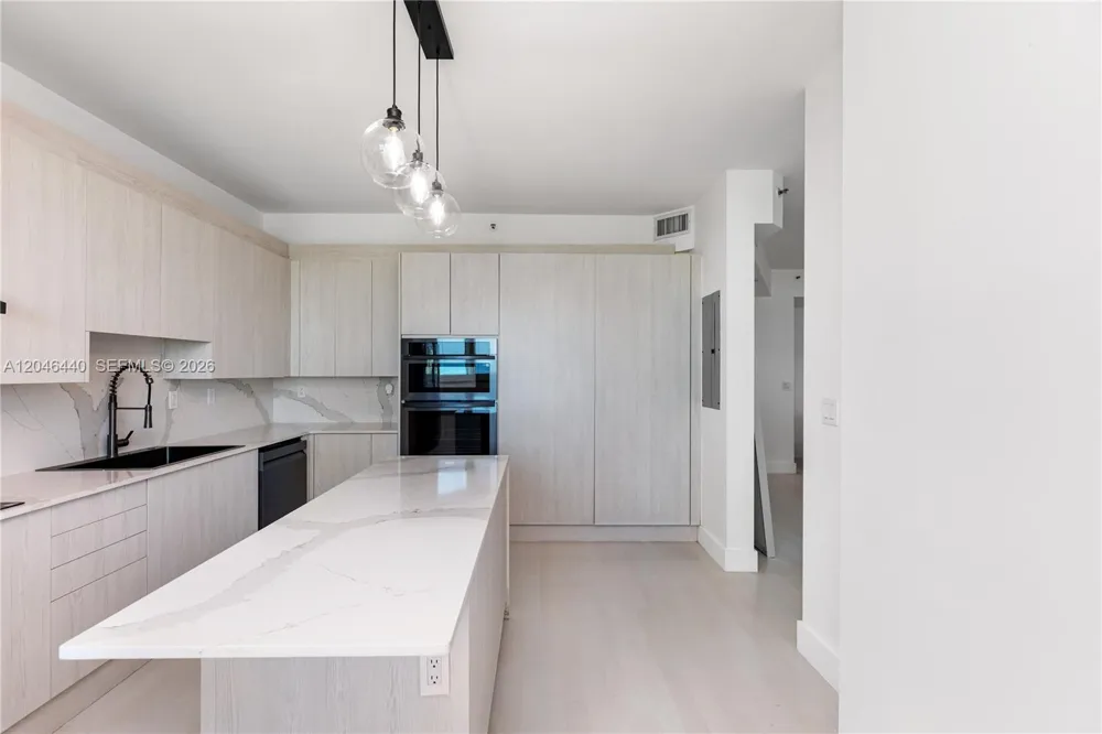 300 S Pointe Dr #907 Miami Beach, FL 33139