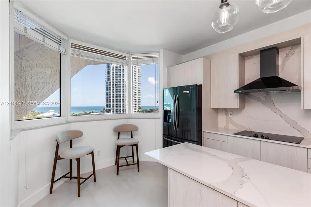 300 S Pointe Dr #907 Miami Beach, FL 33139
