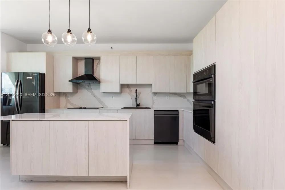 300 S Pointe Dr #907 Miami Beach, FL 33139
