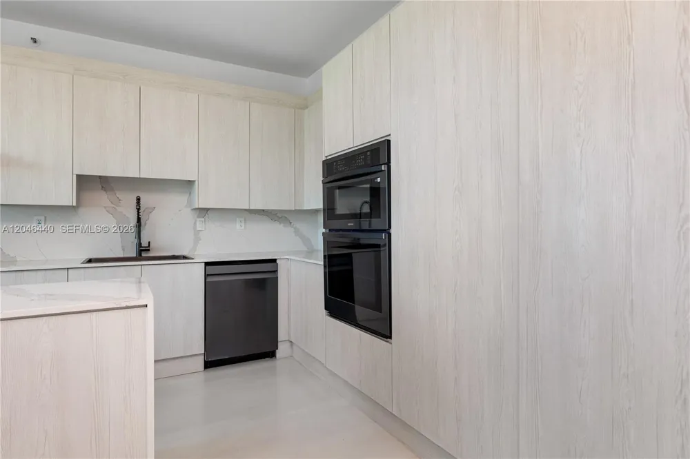 300 S Pointe Dr #907 Miami Beach, FL 33139