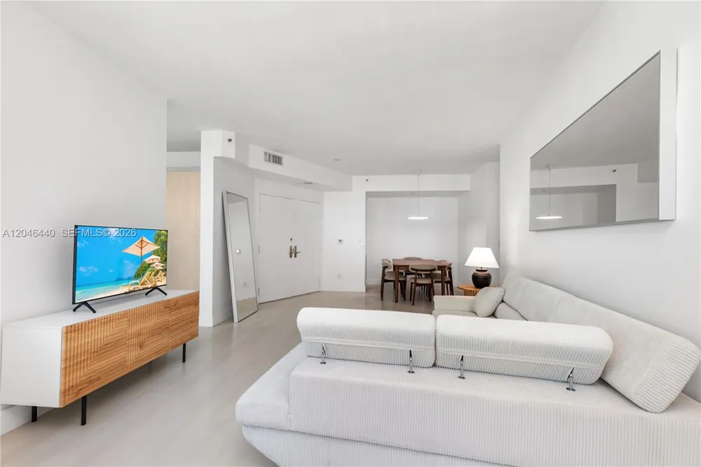 300 S Pointe Dr #907 Miami Beach, FL 33139