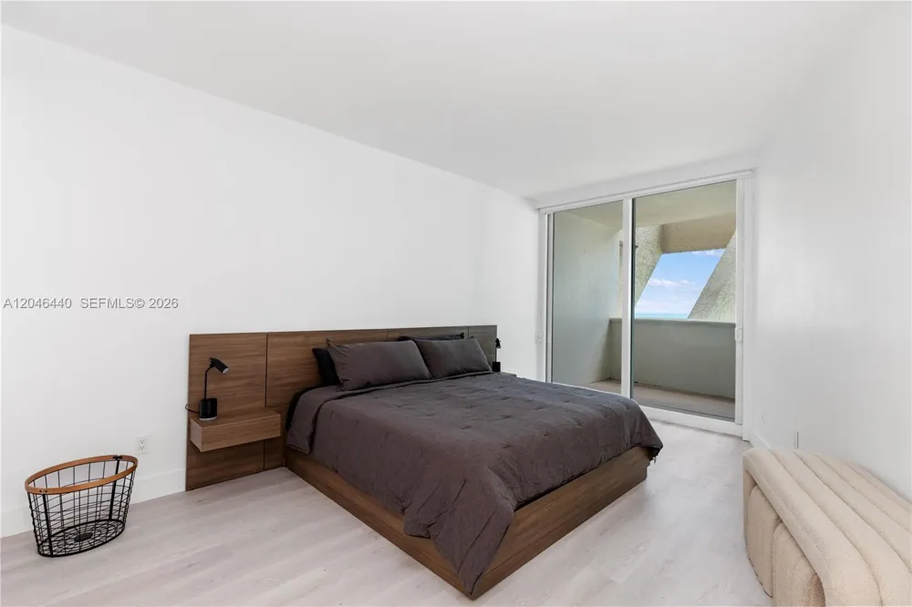 300 S Pointe Dr #907 Miami Beach, FL 33139