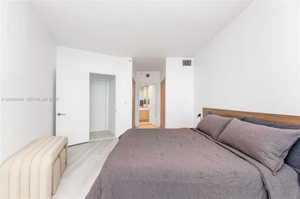300 S Pointe Dr #907 Miami Beach, FL 33139