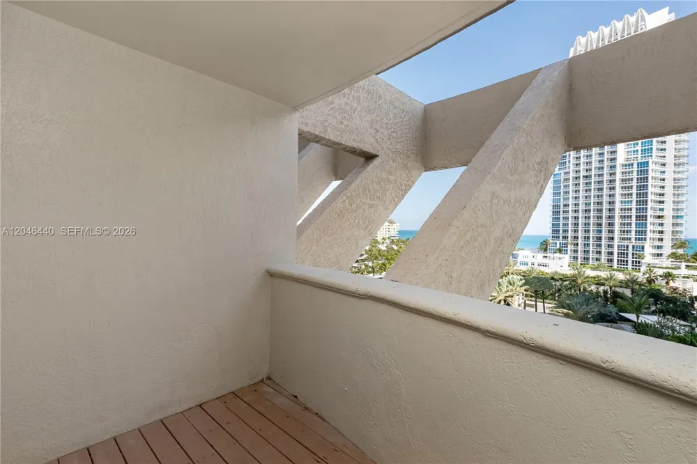 300 S Pointe Dr #907 Miami Beach, FL 33139