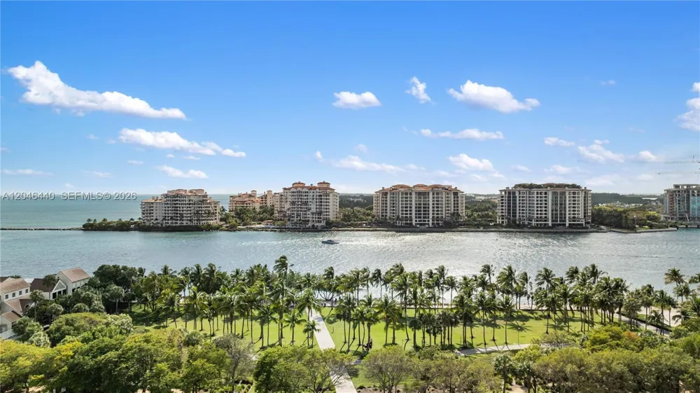 300 S Pointe Dr #907 Miami Beach, FL 33139