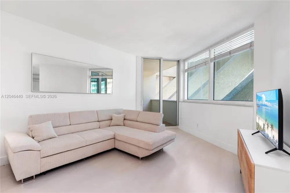 300 S Pointe Dr #907 Miami Beach, FL 33139
