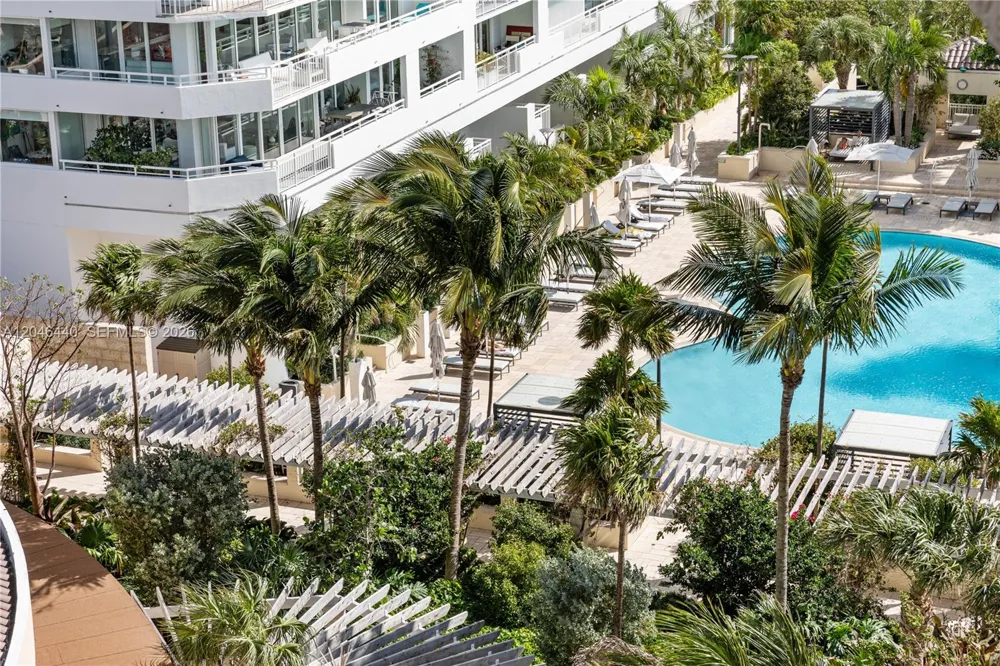 300 S Pointe Dr #907 Miami Beach, FL 33139