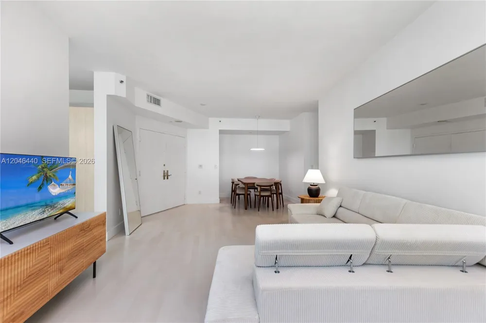 300 S Pointe Dr #907 Miami Beach, FL 33139